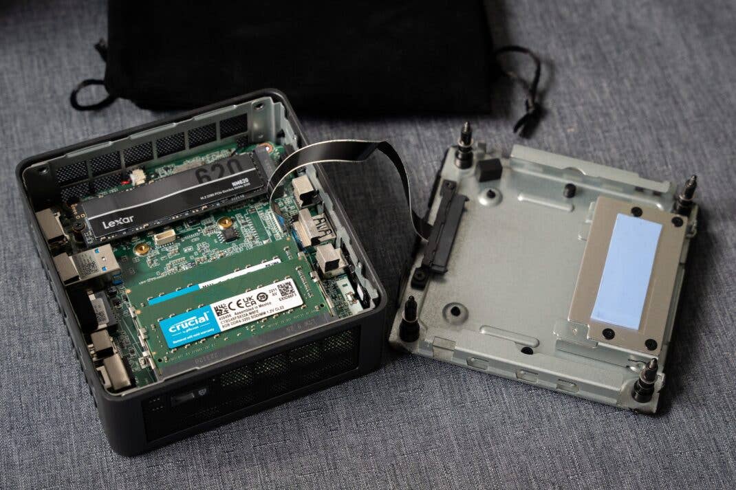 Geekom Mini IT 11 aufgeschraubt.