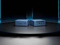 Geekom IT12 auf einem Podest vor drei LED-Säulen