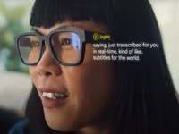 Google Glass, die eine AR-Transkription durchführt.