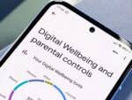 Smartphone zeigt 'Digital Wellbeing and parental Controls' mit Nutzungsstatistiken.