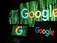 Ein Symbolbild, welches das Google-Logo auf mehreren Bildschirmen zeigt.