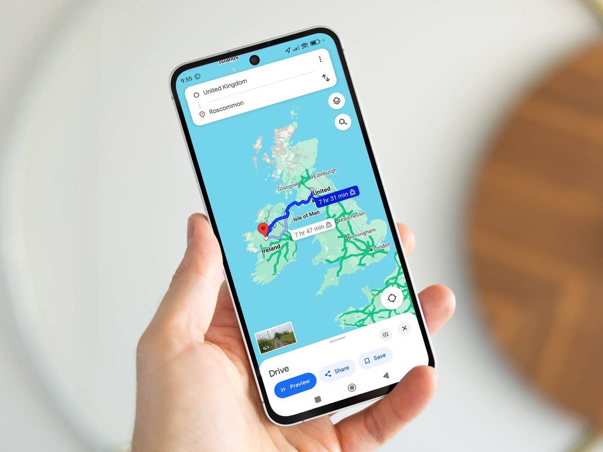 Eine Person hält ein Samsung Galaxy S24 FE, das eine Karte des Vereinigten Königreichs anzeigt.