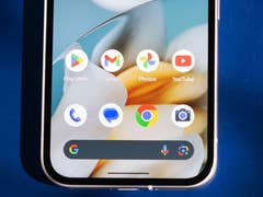 Nahaufnahme des Smartphone-Startbildschirms mit Google-Apps und Symbolen.