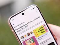 Ein Google Pixel 9 Pro zeigt eine Ticketverkaufsankündigung für Folk Forest am 5. August 2024.