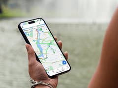 Google Maps auf Handy in der Hand einer Person