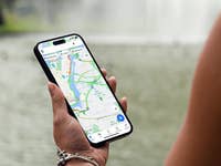 Google Maps auf Handy in der Hand einer Person