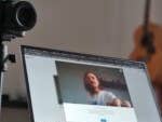 Videocall am Computer mit Kamera