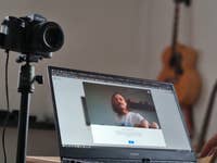 Videocall am Computer mit Kamera