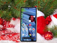 Google Pixel 7a vor weihnachtlichem Hintergrund