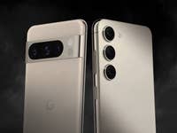 Pixel 8 und Galaxy S23 nebeneinander vor schwarzem Hintergrund