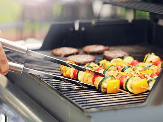 Grillen wie ein Profi: Holzkohle- und Gas-Grills zum hei&szlig;en Preis
