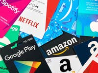 Eine Sammlung von verschiedenen Geschenkkarten, darunter Amazon, Apple, Spotify, Netflix und Google Play.