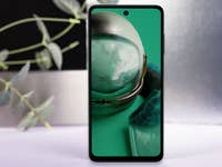 HMD Pulse Pro von vorn auf einem Tisch