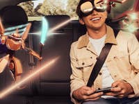 Ein junger Mann trägt Google Glasses und lächelt, während er in einem Auto spielt, mit virtuellen Charakteren um ihn herum.
