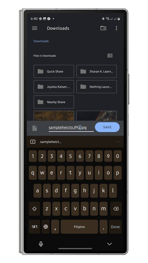 Ein Smartphone-Bildschirm zeigt den Downloads-Ordner mit verschiedenen Dateien und einer Tastatur am unteren Rand.