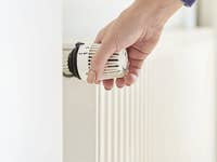 Heizungsventil wird verstellt
