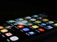 Angeschaltetes Handy in dunklem Raum