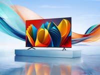 Ein Hisense E7NQ-Fernseher zeigt lebendige abstrakte Farben auf einem eleganten Stand am Wasser.