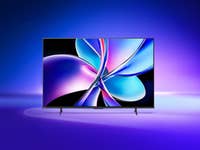 Hisense E7Q Pro Smart-TV zeigt ein lebendiges abstraktes Design auf einem Farbverlauf-Hintergrund.