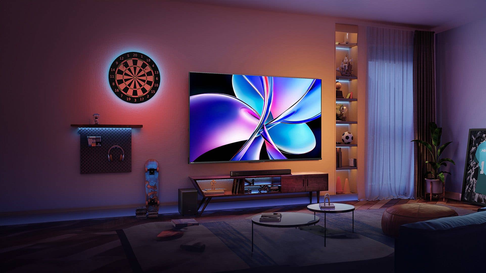 Ein Hisense E7Q Pro Smart-TV, der lebendige Farben in einem stilvollen Wohnzimmer mit modernem Dekor anzeigt.
