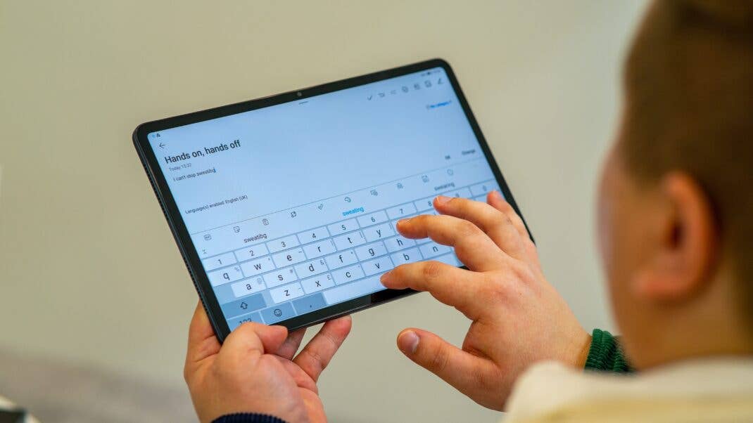 Antoine tippt auf dem Honor Pad 8