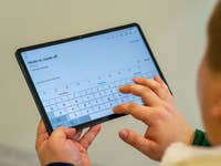 Antoine tippt auf dem Honor Pad 8