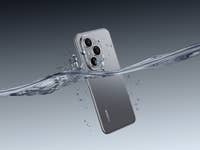 Ein Smartphone, das teilweise unter Wasser ist und sein Design und seine Funktionen zeigt.
