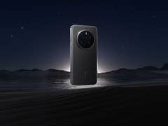 HONOR Magic 7 Pro Smartphone vor einem dunklen, sternenklaren Hintergrund nahe Wasser.