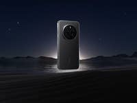 HONOR Magic 7 Pro Smartphone vor einem dunklen, sternenklaren Hintergrund nahe Wasser.