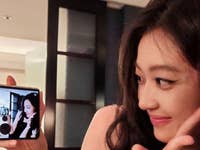 Eine Frau macht ein Selfie mit dem zugeklappten Magic V Flip