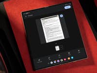 Ein Tablet zeigt eine Dokumentvorschau auf einem roten Hintergrund.