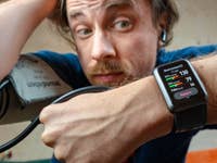 Ben, der die Huawei Watch D hält.