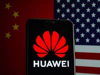 Huawei-Logo vor den Flaggen von USA und China