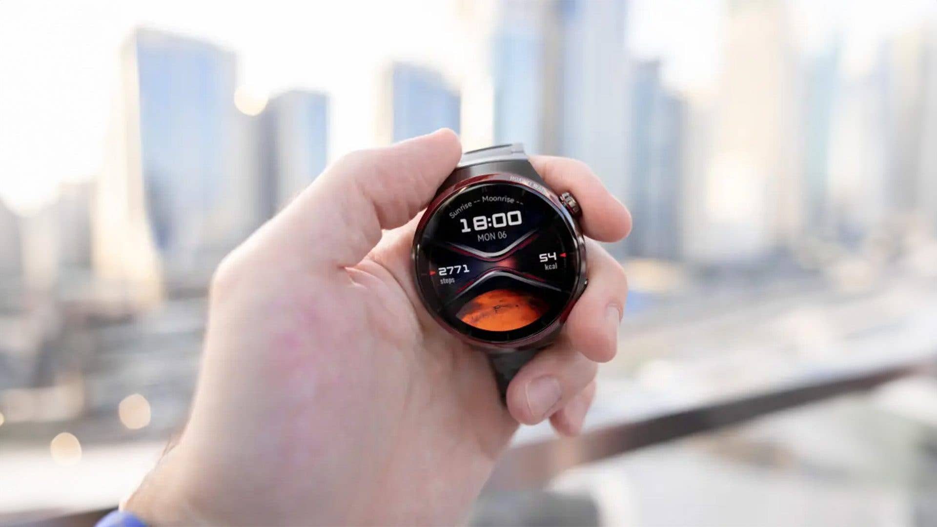 Huawei Watch 4 Pro Space Edition in der Hand