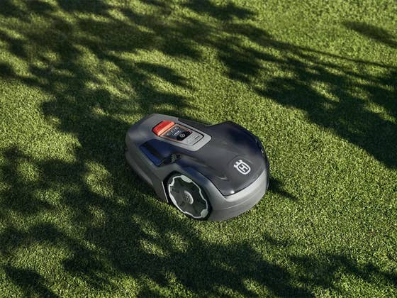 Testsieger zum Sonderpreis: Husqvarna-Mähroboter + gratis Garage bei tink