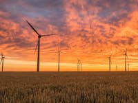 Windrad bei Sonnenuntergang