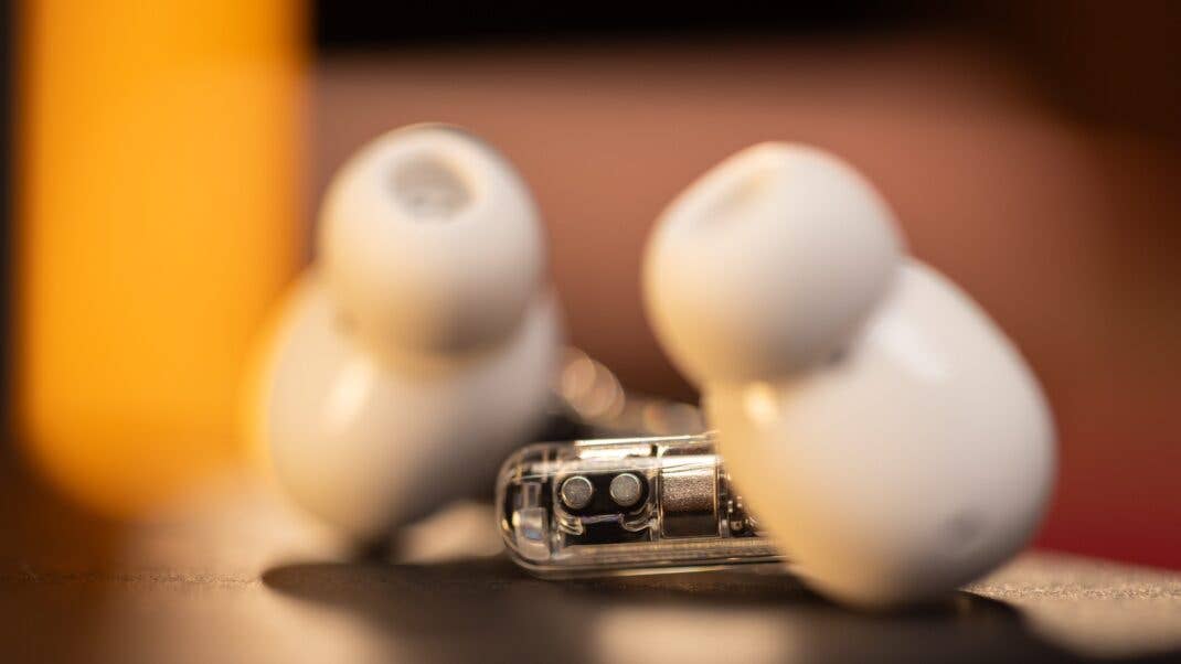 Beide In-Ears der Nothing Ear liegen nebeneinander Beide In-Ears der Nothing Ear liegen nebeneinander