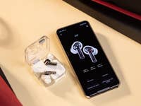 Nothing Ear mit Smartphone und App auf dem Tisch