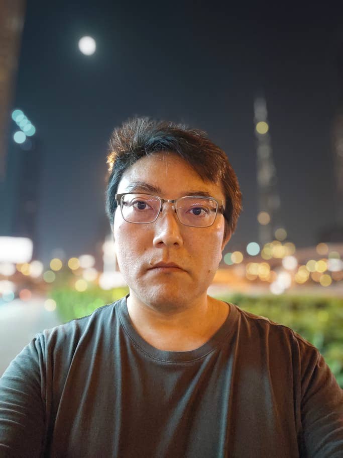 Poco F6: Selfie, Beauty-Modus aus, Portrait-Modus ein