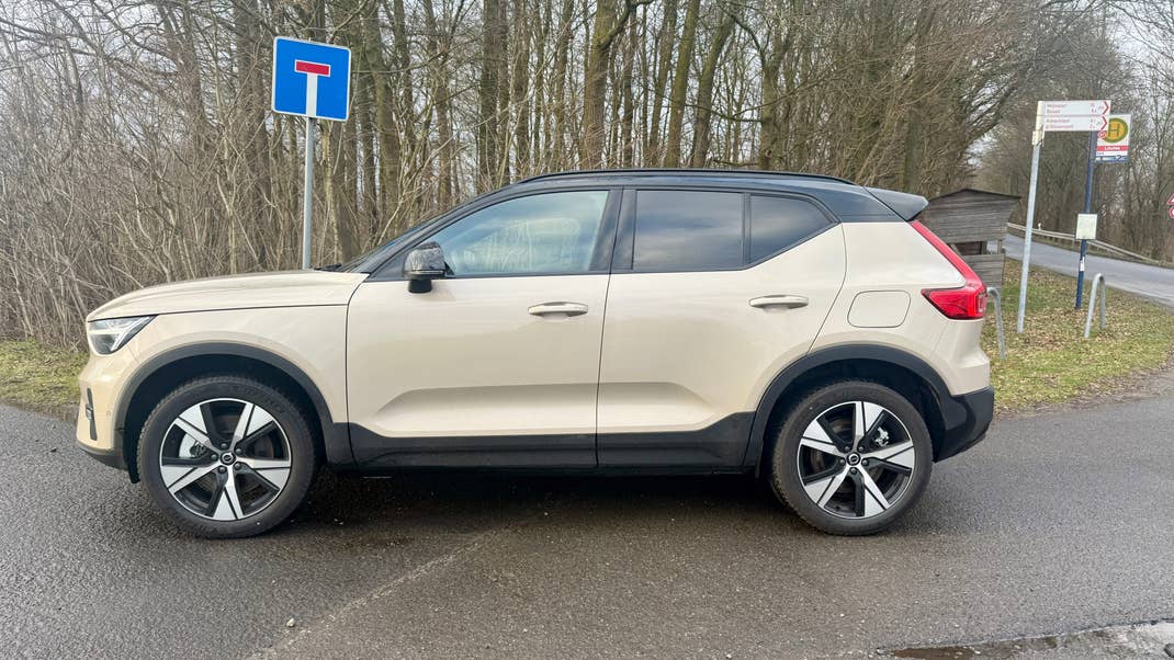 Volvo EX40 in der Seitenansicht.