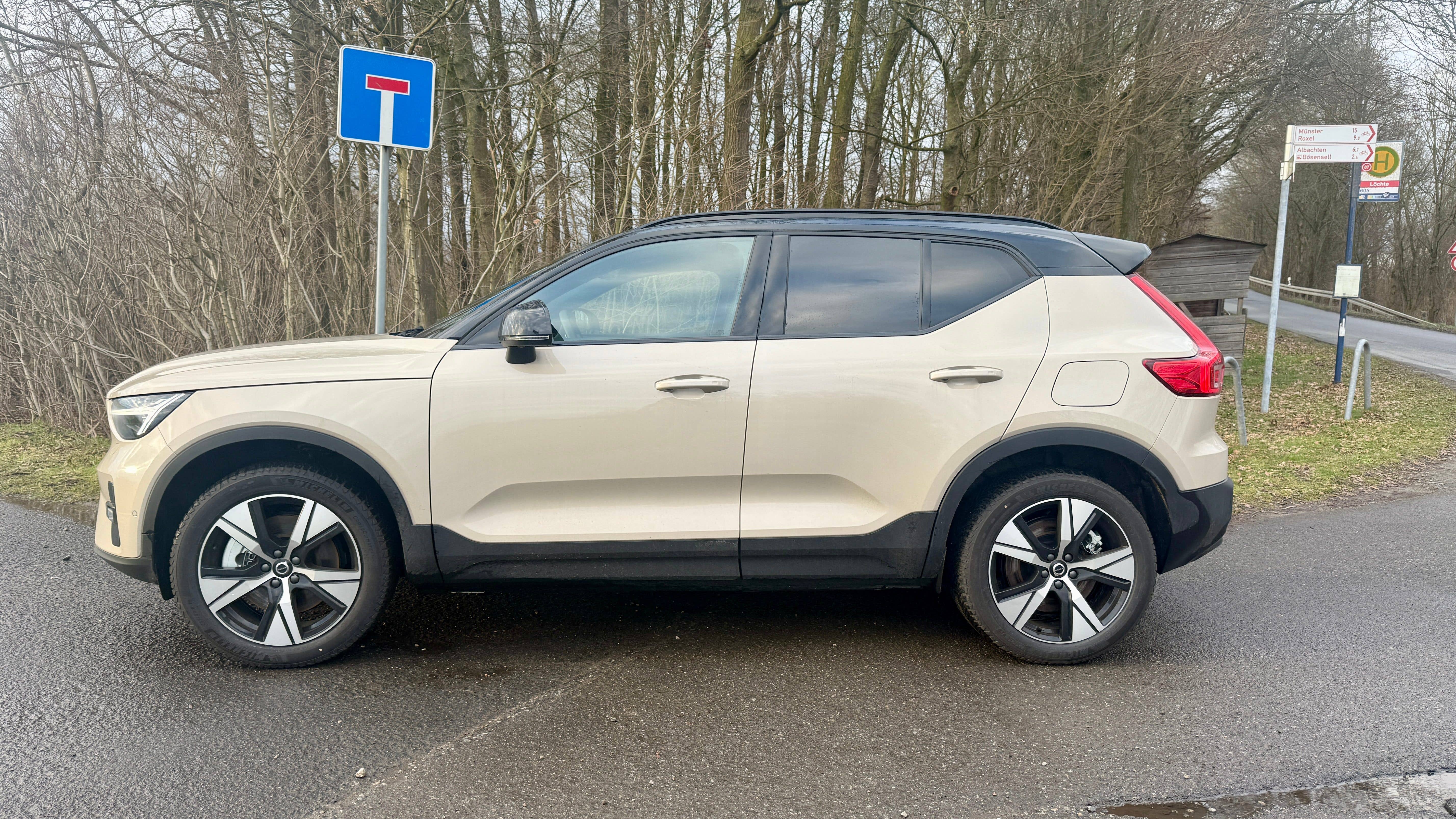 Volvo EX40 in der Seitenansicht.