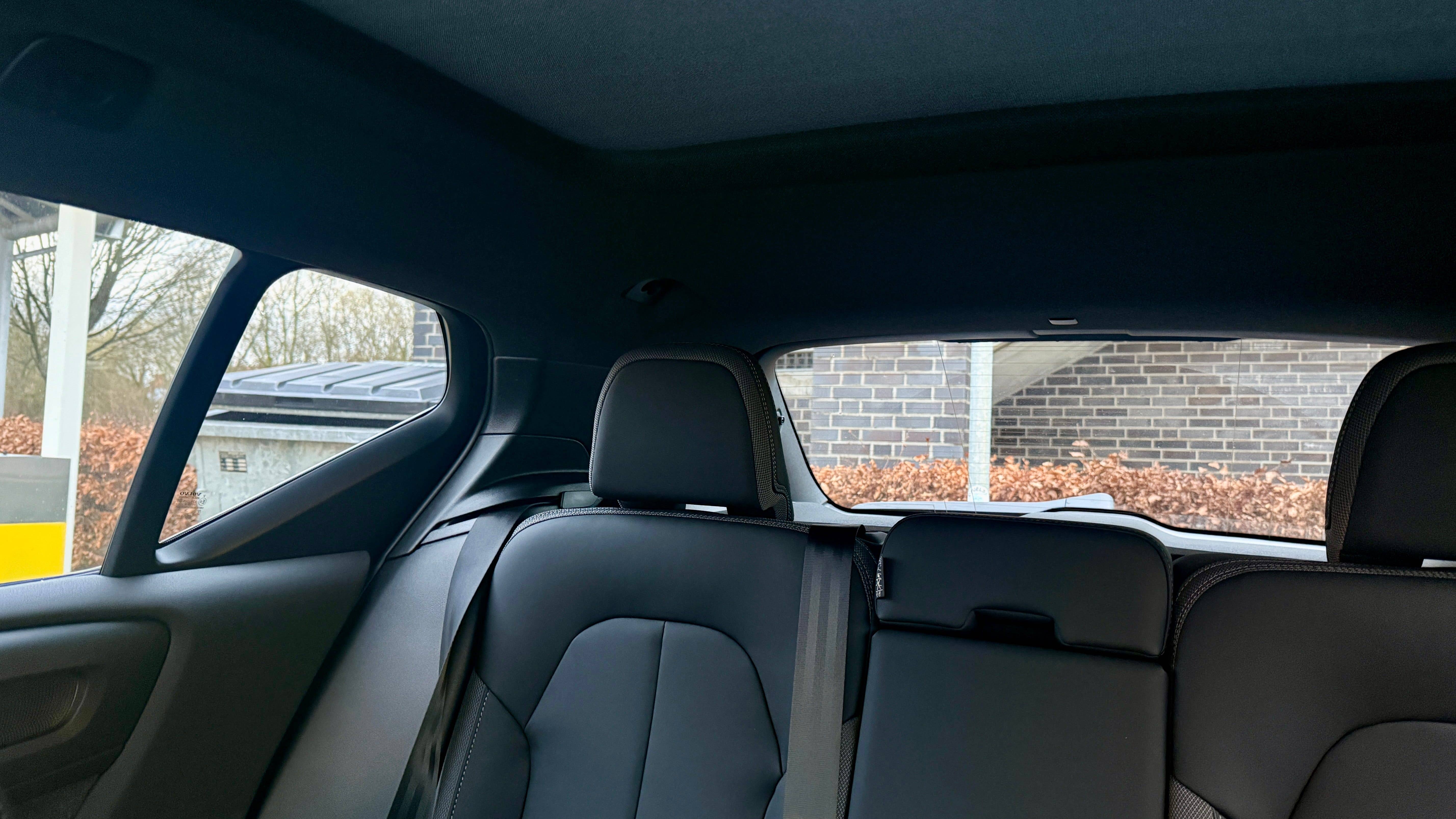 Blick vom Fahrersitz nach hinten: Eine breite C-Säule sorgt im Volvo EX40 für Einschränkungen.