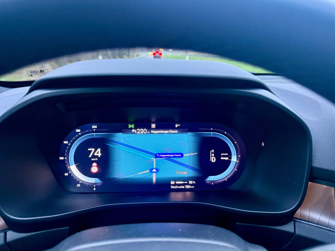 Digitale Instrumententafel mit Google-Maps-Ausschnitt im Volvo EX40.