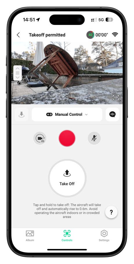 Drohnensteuerungsbildschirm zeigt 'Start genehmigt' mit Steuerungen für manuelles Fliegen und Start.