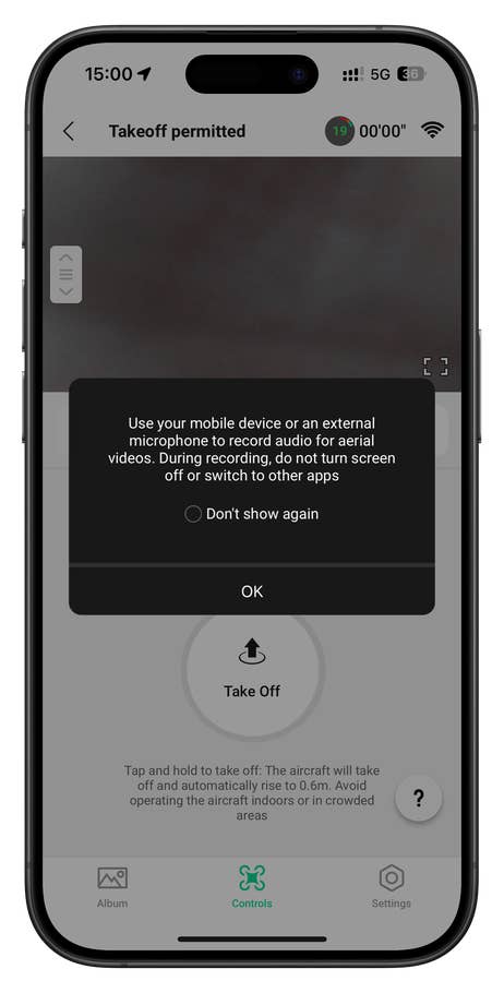 Ein Mobilbildschirm zeigt eine Startgenehmigung für eine Drohne mit Anweisungen und Optionen.