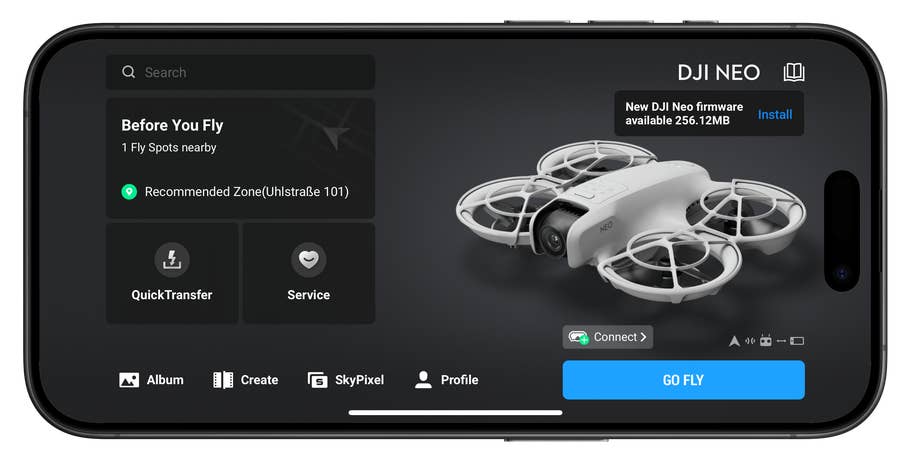 DJI Neo-App-Schnittstelle, die Drohnenfunktionen und Firmware-Update-Option zeigt.