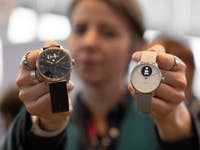 Camila hält die Withings-Smartwatches hoch