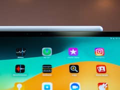 Nahaufnahme des Bildschirms eines Apple iPad Pro M4 mit verschiedenen App-Symbolen.