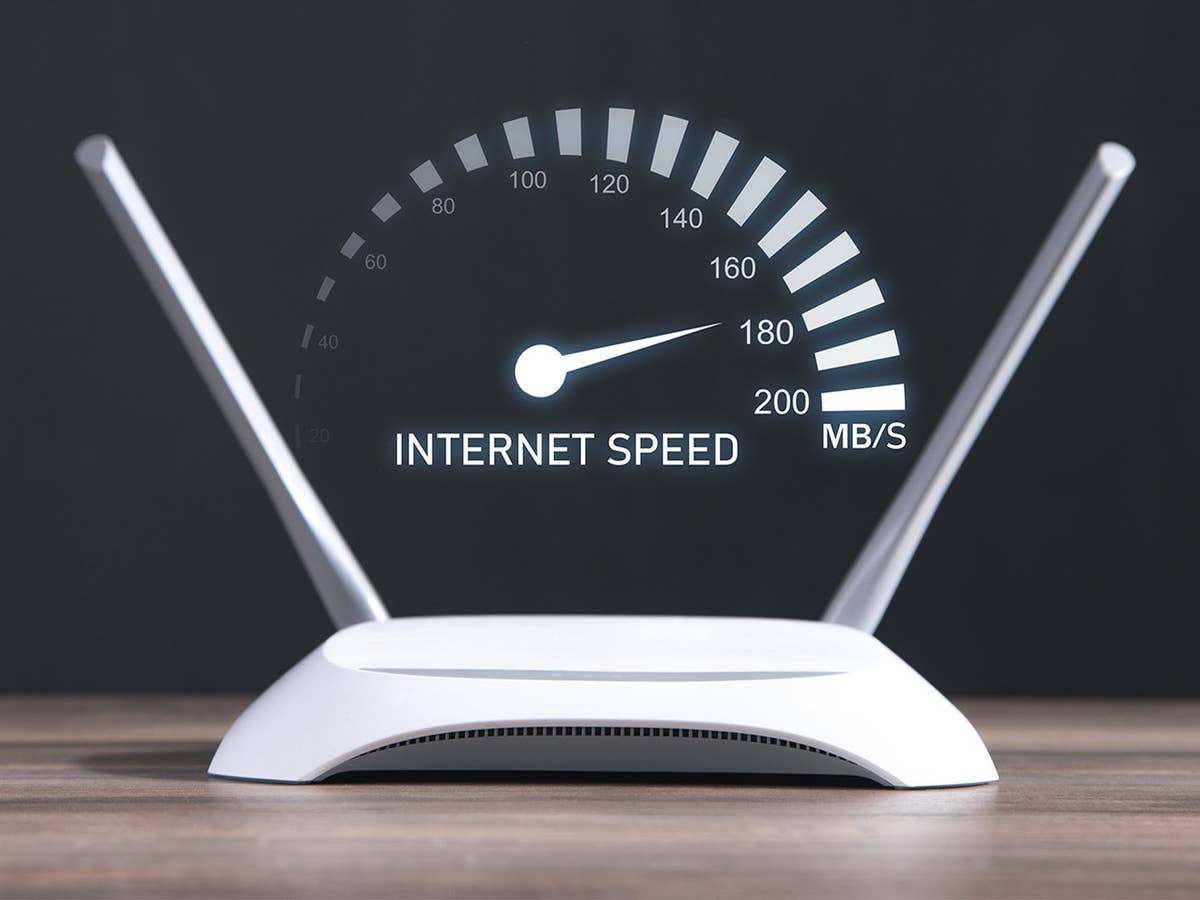 Router gibt die Internetgeschwindigkeit in einem Tacho an Internetgeschwindigkeit