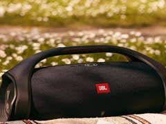 JBL Boombox 2 im Garten